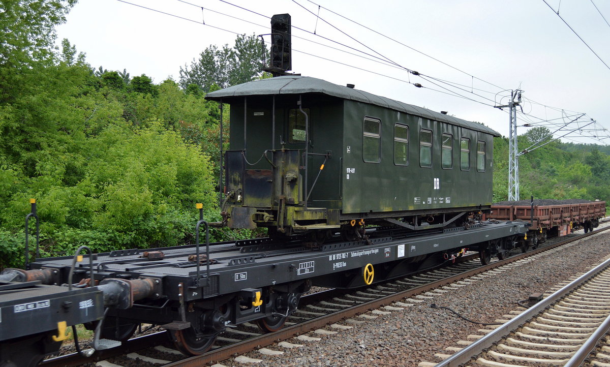 Wirklich interessant, sehe ich zum ersten Mal in dieser Art, ein sogenannter Schmalspurtransportwagen mit der Nr. 80 80 9725 002-7 D-PRESS Uas beladen mit einem alten DR Schmalspur-Personenwagen Nr. 970-497 KB, insgesamt waren drei Wagen verladen auf diesen Spezialtransportwagen gezogen von MTEG 112 703-4 am 24.05.16 Berlin-Hohenschönhausen.