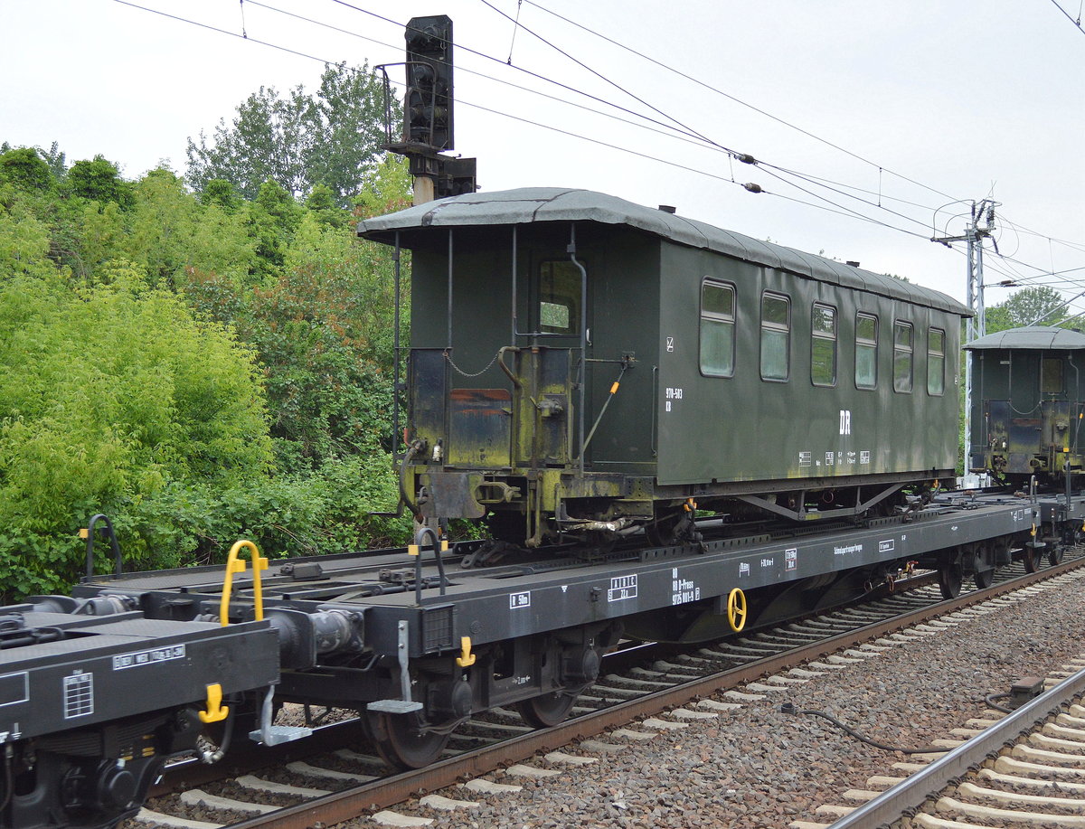 Wirklich interessant, sehe ich zum ersten Mal in dieser Art, ein sogenannter Schmalspurtransportwagen mit der Nr. 80 80 D-PRESS 9725 001-9(P) Uas beladen mit einem alten DR Schmalspur-Personenwagen Nr. 970-503 KB, insgesamt waren drei Wagen verladen auf diesen Spezialtransportwagen gezogen von MTEG 112 703-4 am 24.05.16 Berlin-Hohenschönhausen.