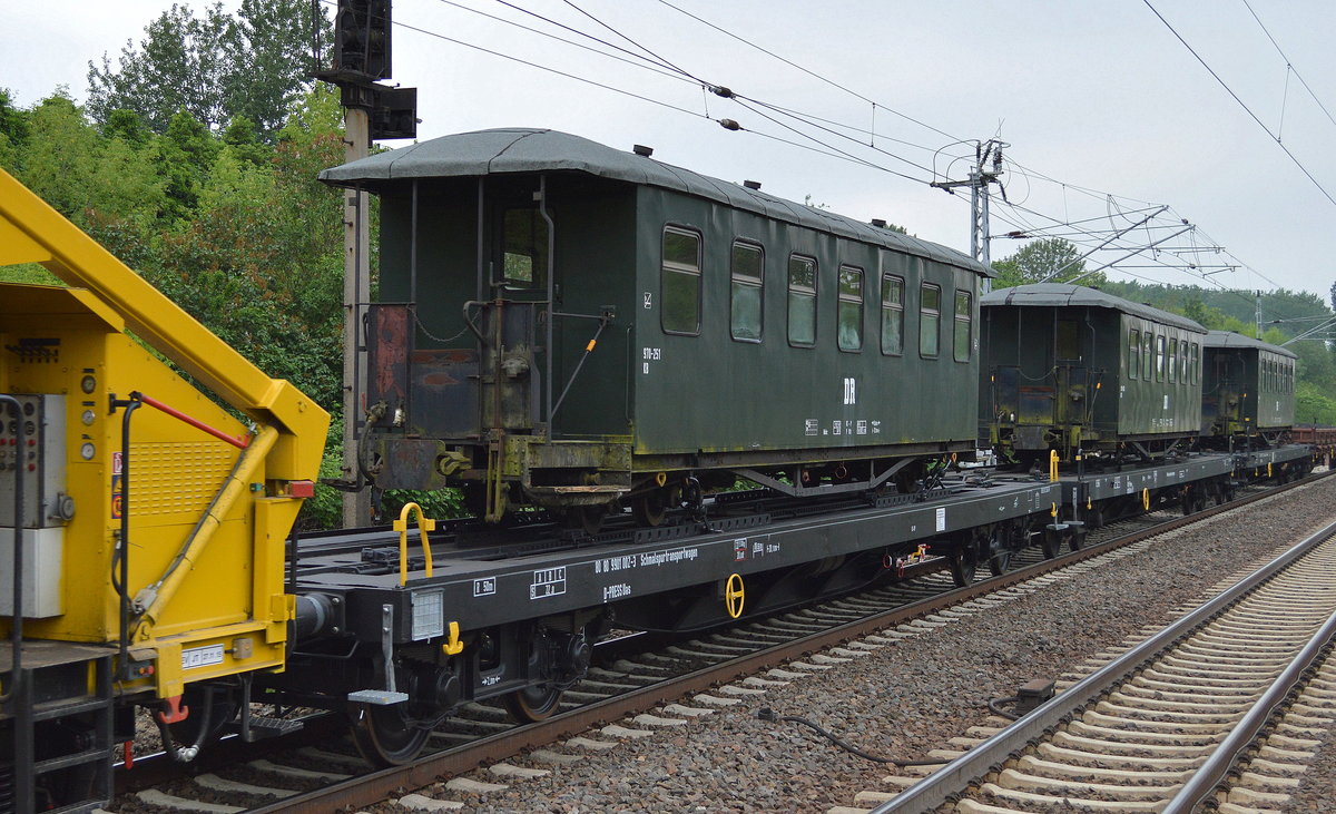 Wirklich interessant, sehe ich zum ersten Mal in dieser Art, ein sogenannter Schmalspurtransportwagen mit der Nr. 80 80 9725 002-3 D-PRESS Uas beladen mit einem alten DR Schmalspur-Personenwagen Nr. 970-251 KB, insgesamt waren drei Wagen verladen auf diesen Spezialtransportwagen gezogen von MTEG 112 703-4 am 24.05.16 Berlin-Hohenschönhausen.