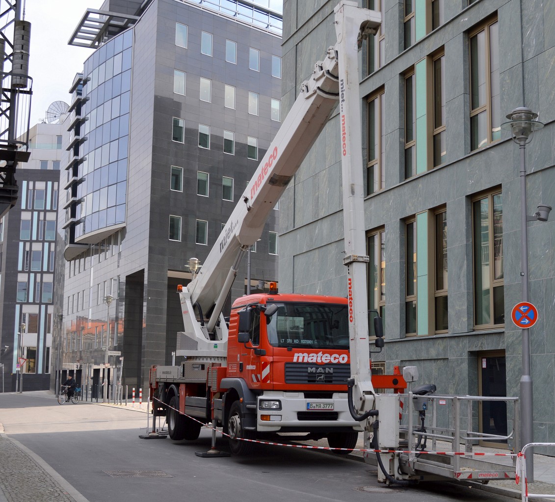 Wirkt etwas überproportoniert, der kleine MAN TGM 18.280 mit dieser recht gewaltigen Teleskoparbeitsbühne der Fa. mateco am 28.03.15 Berlin-Mitte.