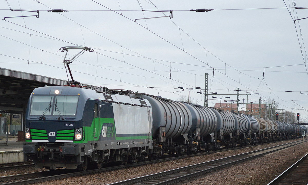Wohl nun tatsächlich Regelleistung im Nordosten, diesmal die ELL Vectron 193 243-3 [NVR-Number: 91 80 6193 243-3 D-ELOC, Siemens Bj.2015]für die WLC aus Österreich mit Kesselwagenzug (Ethanol) bei der Durchfahrt BF. Flughafen Berlin-Schönefeld.