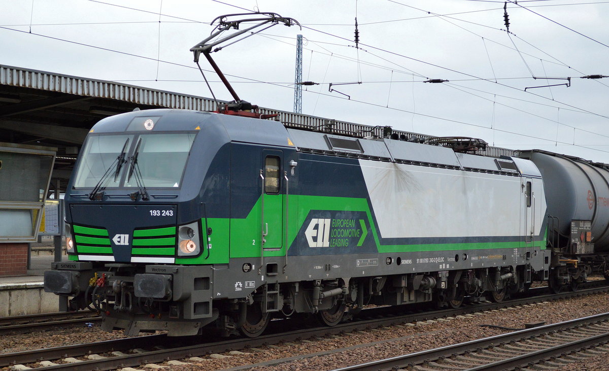 Wohl nun tatsächlich Regelleistung im Nordosten, diesmal die ELL Vectron 193 243-3 [NVR-Number: 91 80 6193 243-3 D-ELOC, Siemens Bj.2015]für die WLC aus Österreich mit Kesselwagenzug (Ethanol) bei der Durchfahrt BF. Flughafen Berlin-Schönefeld.