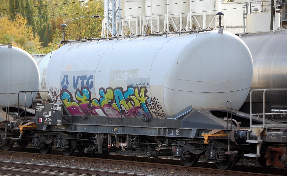 Zemenstaubsilowagen vom Wageneinsteller VTG in Hamburg mit der Nr. 33 RIV 80 D-VTGD 930 6 124-4 Uacs Bf.: Maschen-Rbf. f�r Zement am 21.10.13 Berlin Greifswalder Str.