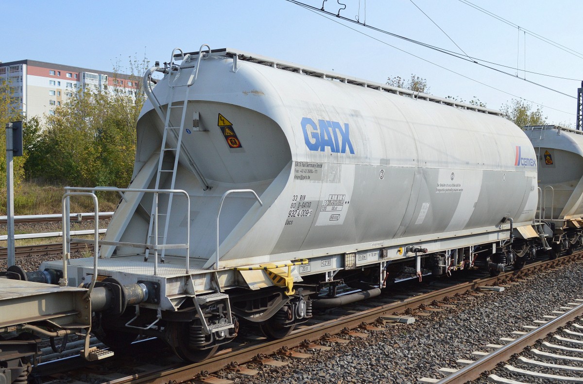 Zementstaubgutwagen vom Einsteller GATX mit der Nr. 33 RIV 80 D-GATXD 932 4 009-5 Uacs am 06.10.14 Berlin-Hohenschönhausen.