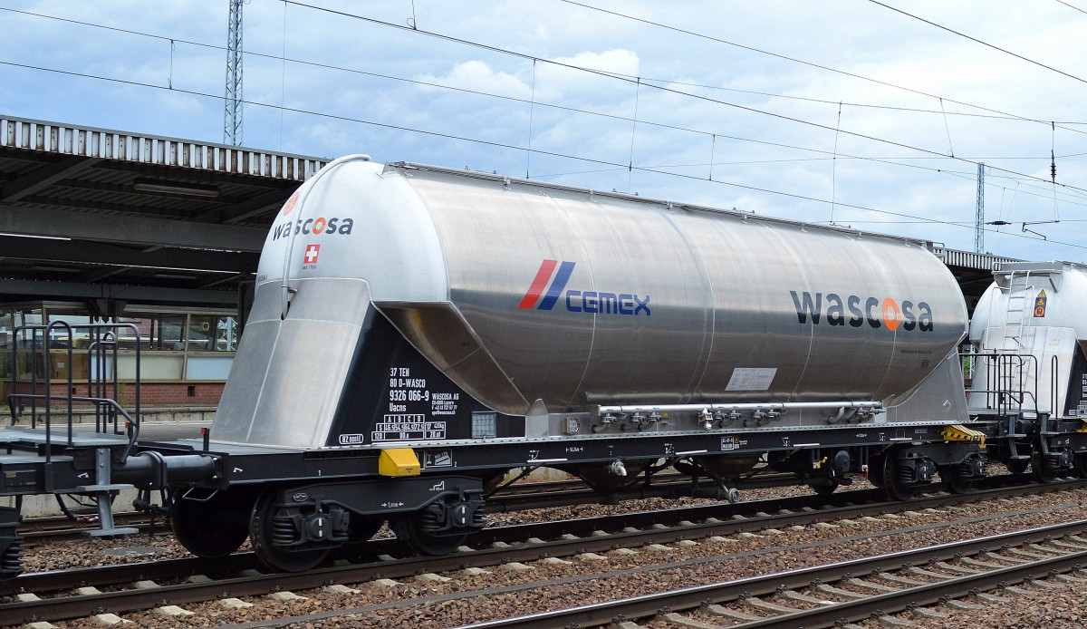Zementstaubgutwagen vom schweizer Einsteller WASCOSA mit cemex Logo mit der Nr. 37 TEN 80 D-WASCO 9326 066-9 Uacns am 26.05.15 Bhf. Flughafen Berlin-Schönefeld.