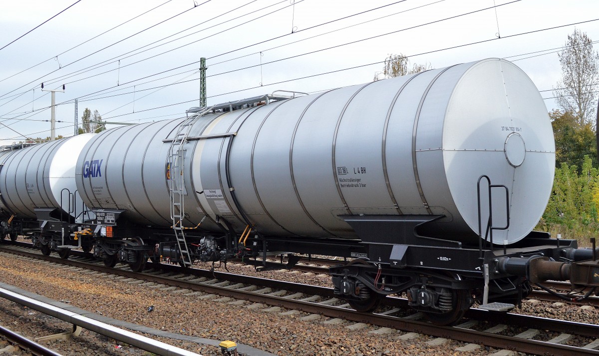 Ziemlich neuer Kesselwagen vom Einsteller GATX Germany eingestellt in den Niederlanden mit der Nr. 37 TEN-RIV 84 NL-GATXD 7931 914-7 Zacens lt-UN-Nr. 60/2312 für das ladegut Geschmolzenes Phenol am 14.10.14 Berlin-Blankenburg.