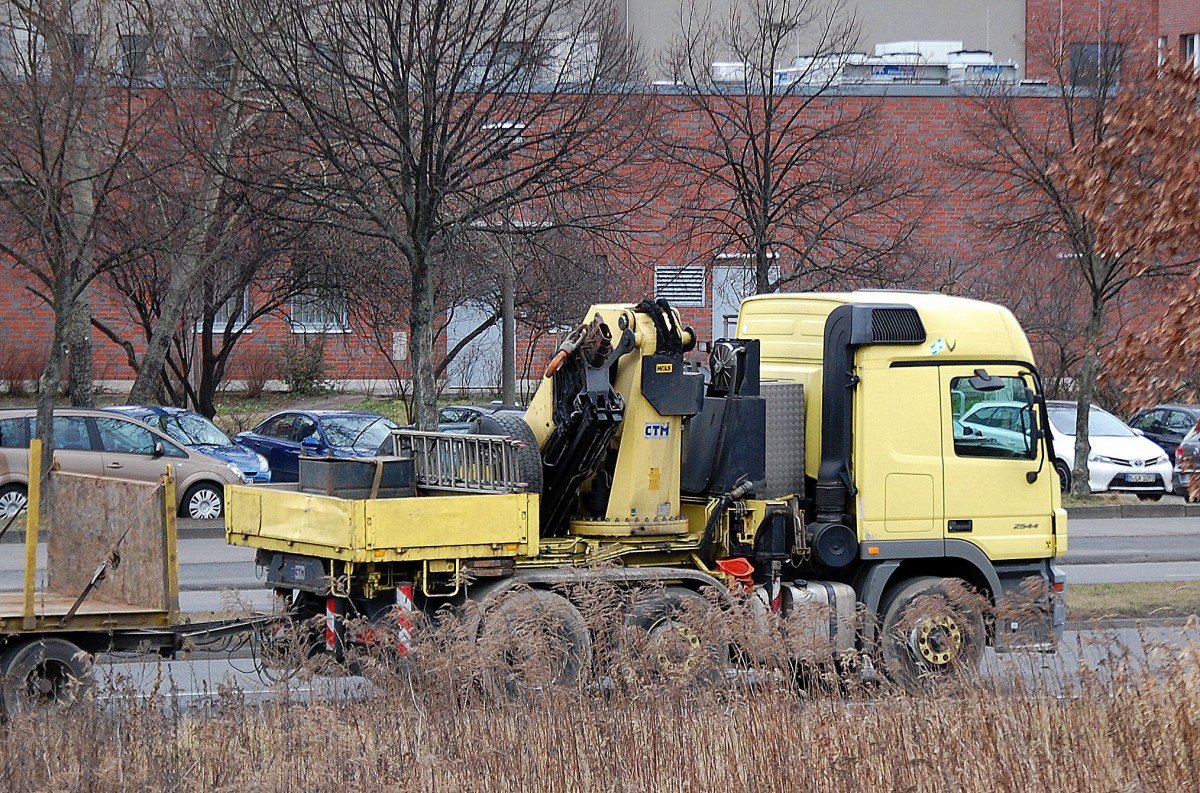 Zienlich gewaltige MB ACTROS 2544 Zugmaschine als Selbstlader mit Flachhänger am 18.02.14 Berlin-Marzahn. 