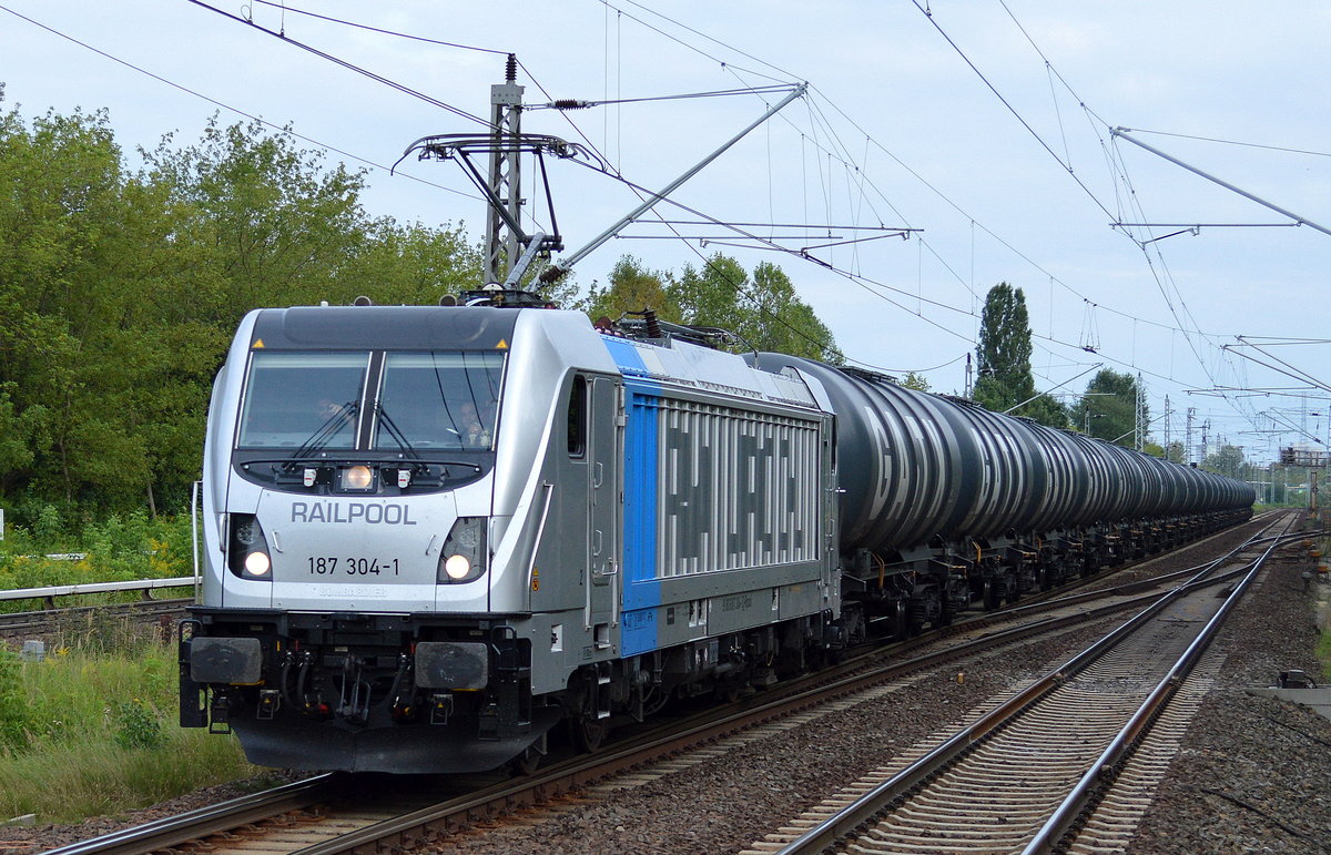 Zu diesem Zeitpunk ganz aktuell, LEG hat über Railpool die 187 304-1 [NVR-Number: 91 80 6187 304-1 D-Rpool, Bombardier Bj.2016] angemietet, hier mit Kesselwagenzug (leer) Richtung Stendell am 10.08.17 Berlin-Hohenschönhausen. Viele Grüß an die Tf.
