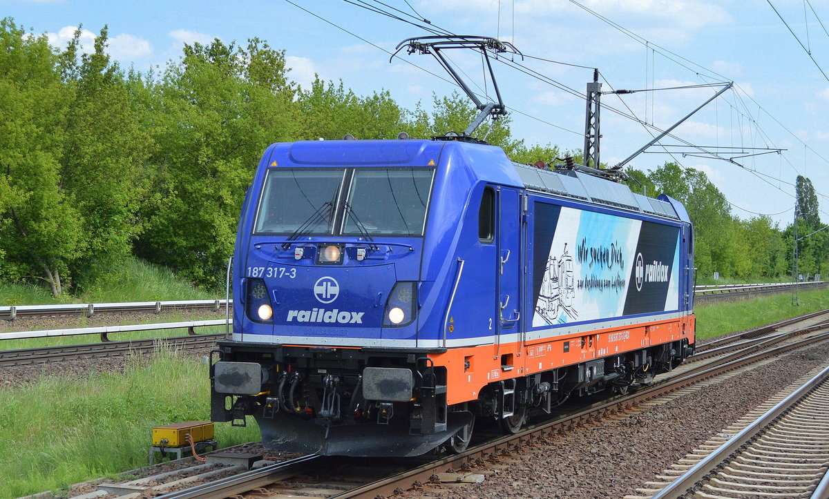 Zu diesem Zeitpunkt noch ganz neu und glänzend, die neue Raildox 187 317-3 am 23.05.17 Berlin-Hohenschönhausen.