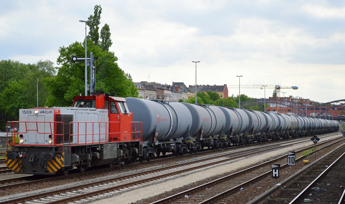 Zu unterschiedlichen Zeitpunkten sporadisch, meist in den späten Nachmittagszeiten oder am frühen Abend, meist Montags u. Freitags kann man am alten Gbf. Berlin Neukölln beobachten, wie die IGB mit ihren Loks die Kesselwagenzüge dort abholt, hier die akiem Mietlok 1509 am 08.05.15
