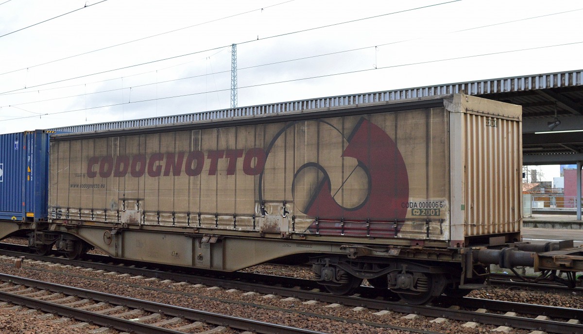 Zum ersten Mal auf einem ERSR Poznan-Shuttle gesichtet einen LKW-Wechselauflieger vom europaweit agierenden Logistiker aus Italien der Fa.CODOGNOTTO Italia S.p.A. am 01.12.15 Bhf. Flughafen Berlin-Schönefeld