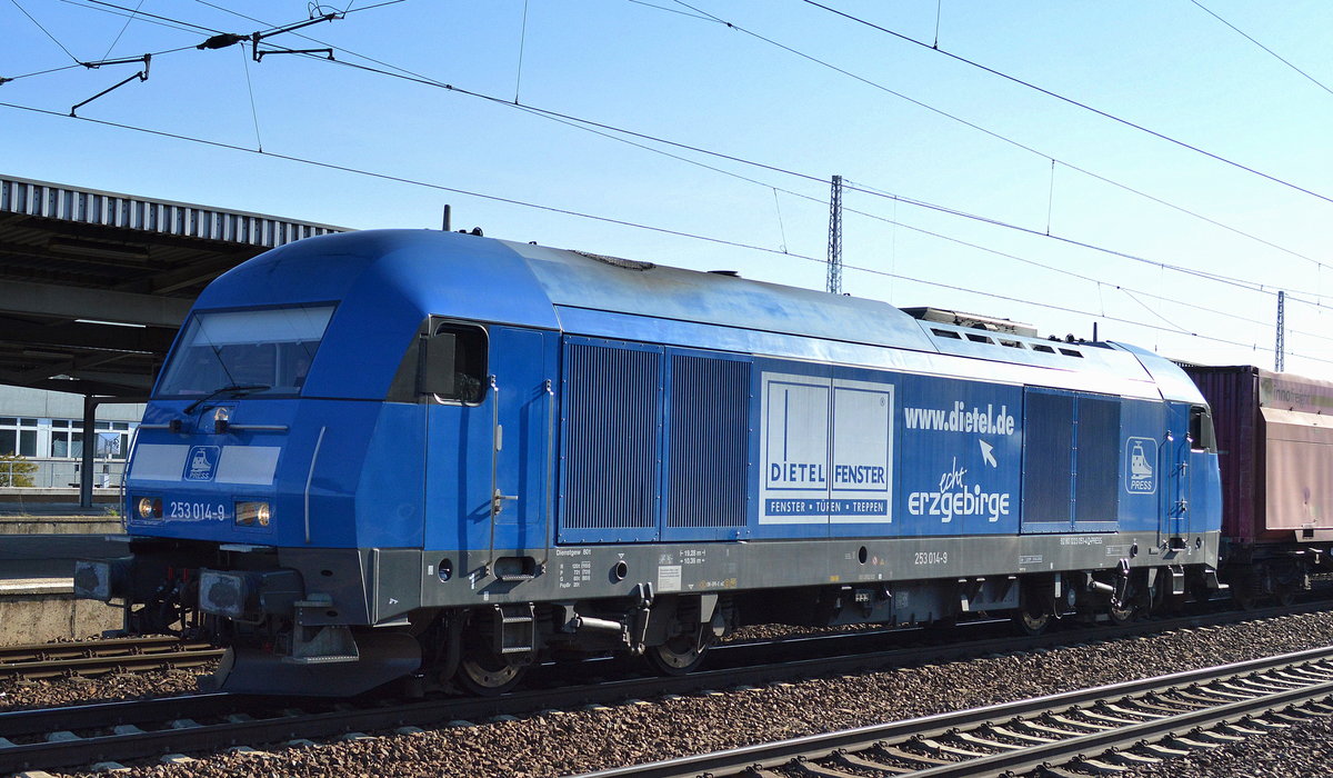Zum späten Nachmittag noch die schöne PRESS 253 014-9 (223 051-4) mit einem Schüttgut-Containerzug (leer) für Holzhackschnitzel bei der Durchfahrt Bf. Flughafen Berlin-Schönefeld, 28.03.17