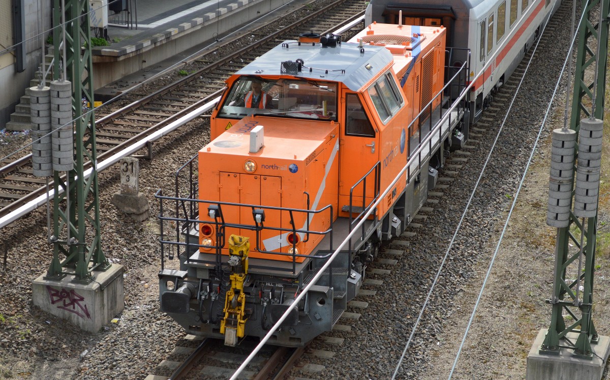 Zurück mit einigen IC-Personenwagen, Northrail Mietlok 278 003-9 vermietet an die DB am 13.04.15 Berliner Innenring Höhe Berlin Kiserdamm.