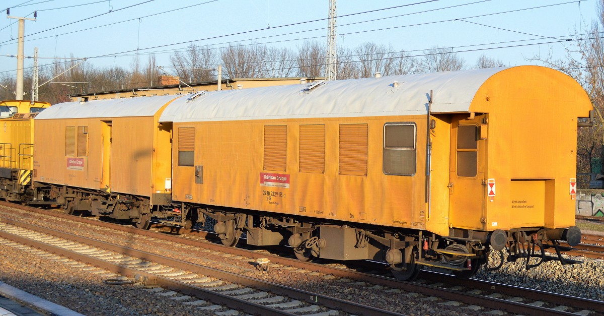 Zwei Bahndienstwagen (Wohnschlafwagen) der DB Bahnbau Gruppe, direkt hinter der Lok der Wagen mit der Nr. 40 80 1411 034-5 D-DB und im Bilde vorne Nr. 75 80 2329 175-3 D-DB am 13.02.15 Berlin-Blankenburg.
