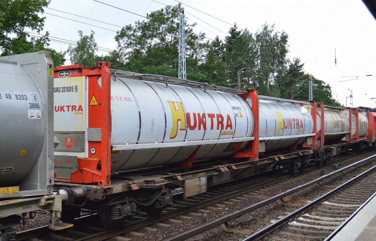 Zwei belgische Kesselcontainer der Intermodal-Transportfirma HUKTRA am 13.07.15 Berlin-Hirschgarten. 