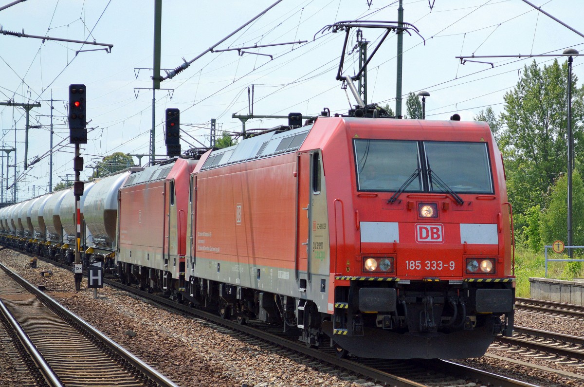 Zwei DB SCHENKER/green cargo 185 333-9 mit 185 328-9 und einem Ganzzug Staubgutwagen (WASCOSA Typ Uacns)am Haken am 16.07.15 Bhf. Flughafen Berlin-Schönefeld.