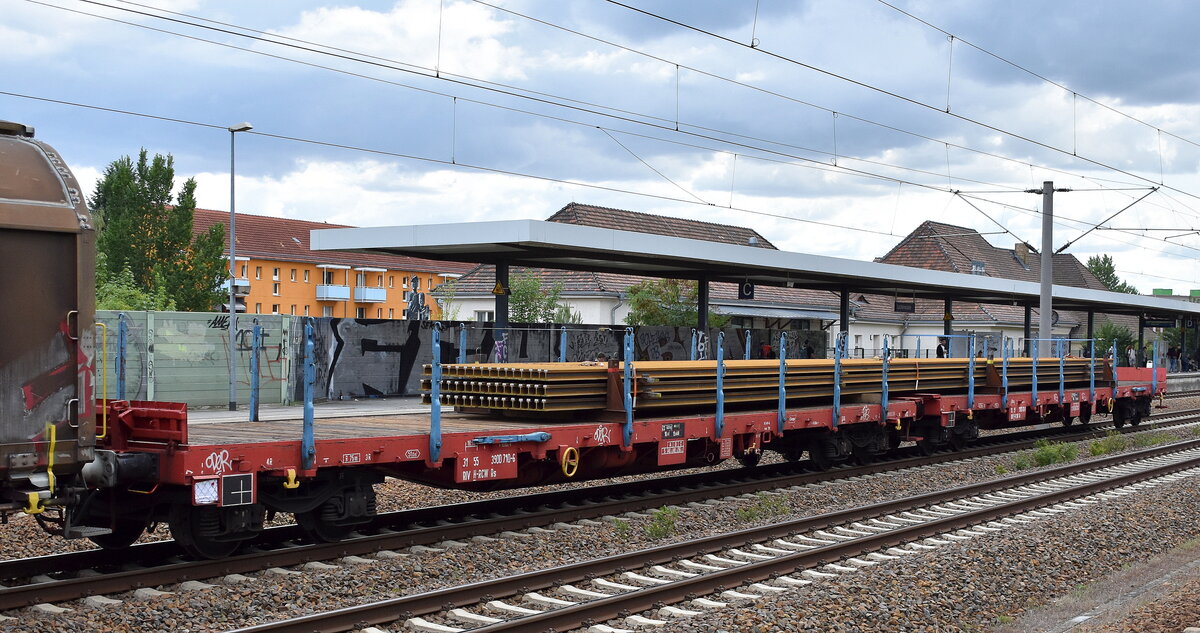 Zwei Drehgestell-Flachwagen vom Einsteller Rail Cargo Wagon - Austria AG kurzgekuppelt mit Langschienen beladen mit ungarischer Registrierung, der vordere Wagen trägt die Nummer 31 RIV 55 H-RCW 3900 710-6 Rs  in einem gemischten Güterzug am 16.07.25 Höhe Bahnhof Luckenwalde.