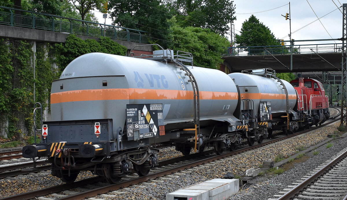 Zwei Druckgaskesselwagen vom Einsteller VTG zurück zu ihrem Standort Maschen Rbf. im BIld der Wagen mit der NR. 33 RIV 80 D-VTG 7809 226-3 Zagns Bf. Maschen Rbf für die Befüllung mit Chlor/Chlorgas siehe UN-Nr. 265/1017 am 27.05.25 Höhe Bahnhof Hamburg-Harburg.