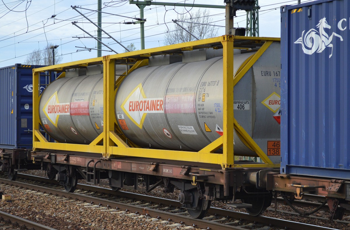 Zwei EUROTAINER Kesselcontainer zum Transport von Phosphor siehe UN-Nr. 46/1381 am 03.11.14 Bhf. Flughafen Berlin-Schönefeld.
