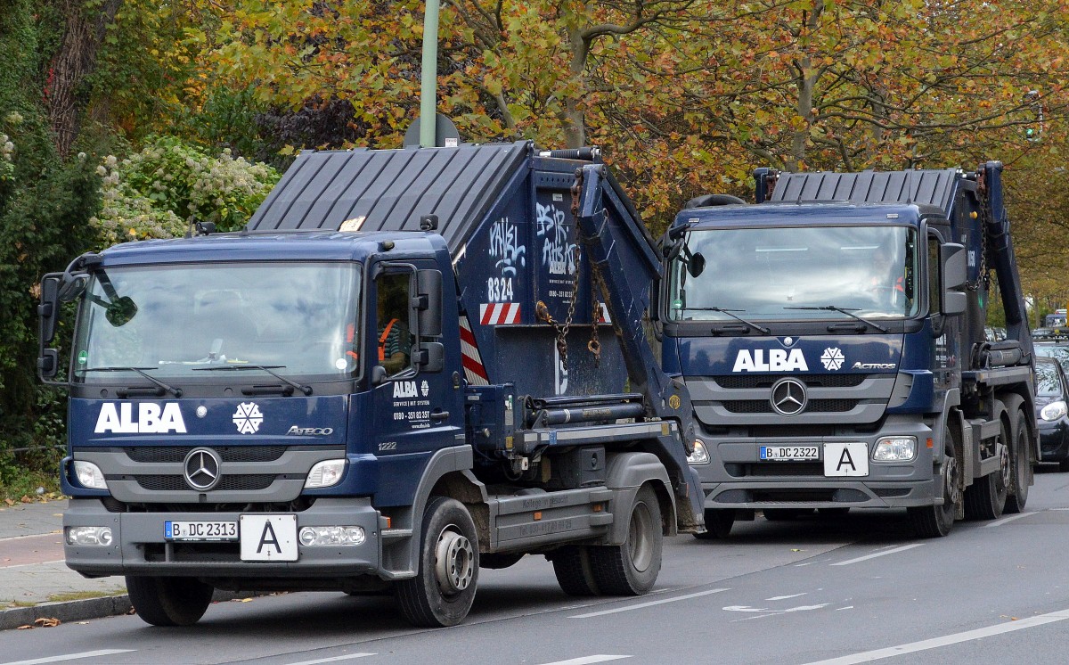 Zwei MB Absetzkipper der Fa. ALBA, vorne der kleinere MB ATEGO 1222 dahinter ein MB ACTROS am 14.10.14 Berlin-Pankow.