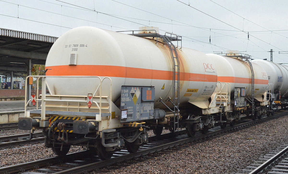 Zwei polnische Gasdruckkesselwagen der Fa. PCC ROKITA, im Bild der Wagen mit der Nr. 33 TEN-RIV 51 PL-PCCR 7809 006-4 Zagns (UN-Nr. 265/1017 = Chlorgas) am 14.04.16 in einem gemischten Güterzug im Bhf. Flughafen Berlin-Schönefeld. 