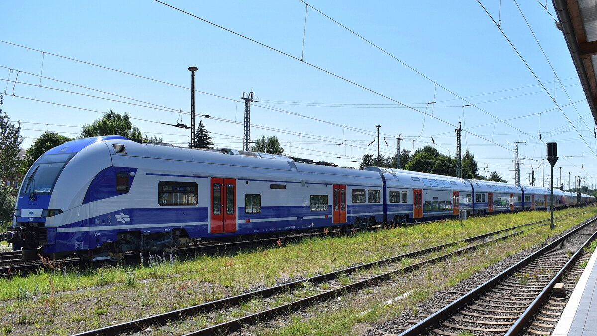 Zwei Sechsteilige Desiro HC (NVR:  94 95 0006 541-0 IL-IR....   +  94 95 0006 532-9 IL-IR.... ) für die israelische Israel Railways für die erste elektrisch betriebene Strecke in Israel, die Bahnstrecke Tel Aviv–Jerusalem bei der Überführungsfahrt am Haken von RailAdventure GmbH  218 469-5  am 20.06.25 Höhe Bahnhof Stendal Hbf.