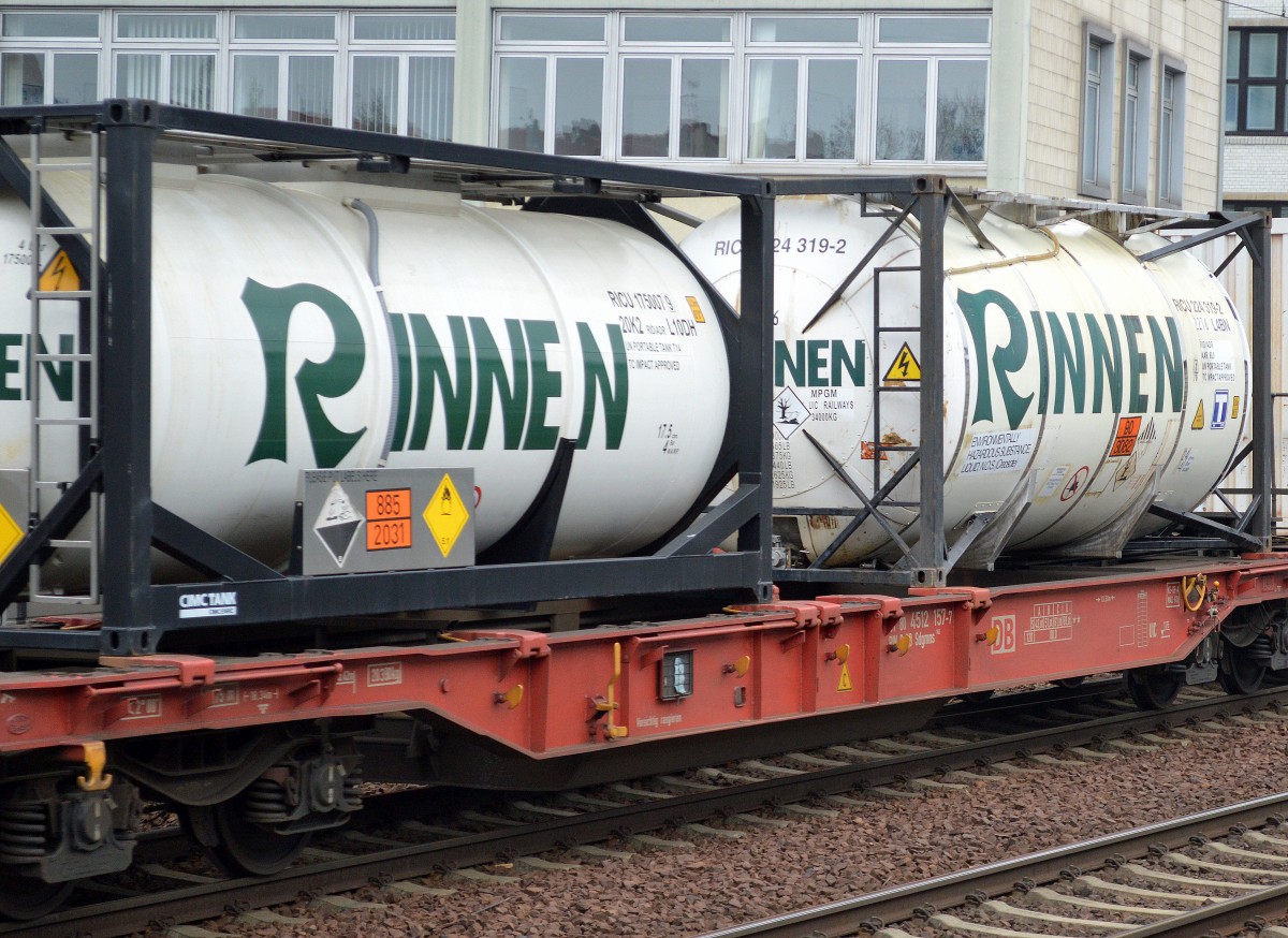 Zwei Tankcontainer der Fa. RINNEN (UN-Nr. 885/2031 = Salpetersäure + 90/3082 = flüssiger, umweltgefährdender Stoff)) am 28.03.15 Berlin-Wedding.