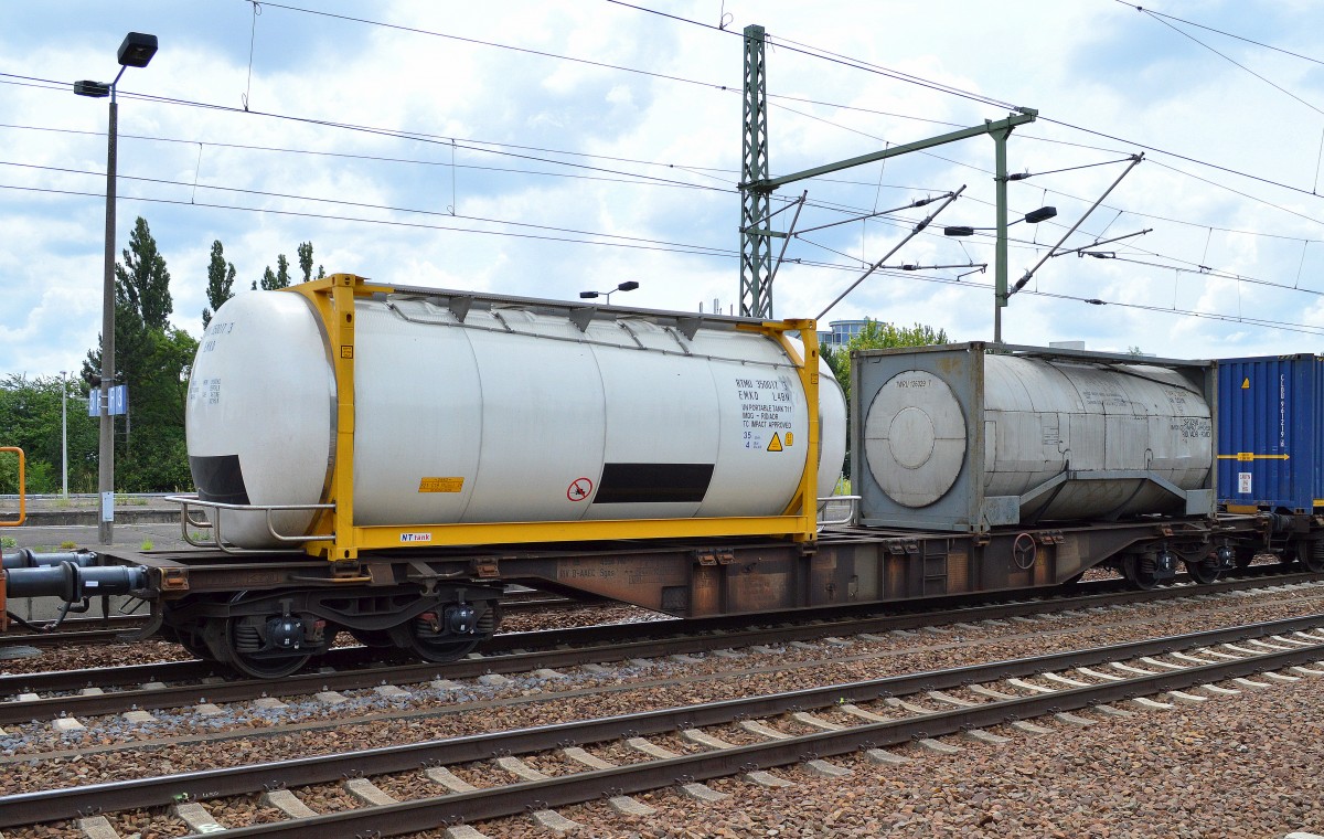 Zwei Tankcontainer ohne Firmenkennung am 26.06.14 Bhf. Flughafen Berlin-Schönefeld.
