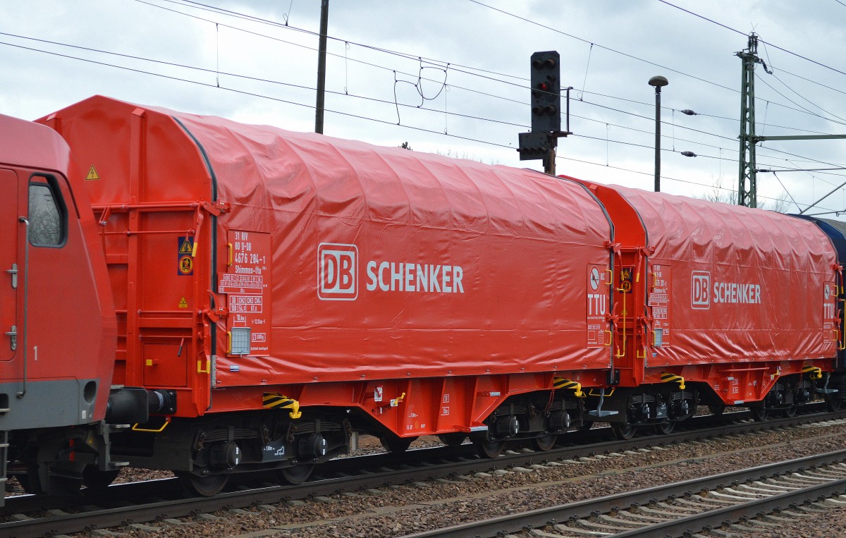 Zwei v�llig neue Drehgestell-Flachwagen mit Schiebeplane f�r Coil Transporte der DB, auch die Gattung scheint neu und ist auch bei dybas noch nicht aufgef�hrt, der vordere Wagen tr�gt die Nr. 31 RIV 80 D-DB 4676 284-1 Shimmns-ttu 708.4 am 23.02.16 Bhf. Flughafen Berlin-Sch�nefeld.