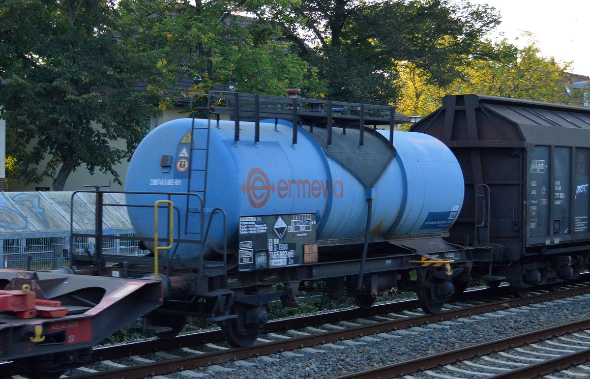 Zweiachsiger blauer Kesselwagen vom Einsteller Ermewa in Deutschland mit der Nr. 23 RIV 80 D-ERMD 746 5 882-0(P) Zcs Bf. Maschen Rbf. (UN-Nr.80/1789 = Salzsäure) am 07.09.16 in einem gemischten Güterzug gesichtet Eichwalde bei Berlin.