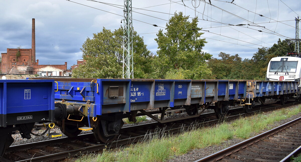 Zweiachsiger Flachwagen vom niederländischem Einsteller voestalpine Track Solutions Netherlands (Railpro) mit der Nr. 43 84 NL-RP 3428 185-5 Klmos 702 in einem Transportzug am 18.09.25 Höhe Bahnhof Magdeburg-Neustadt.