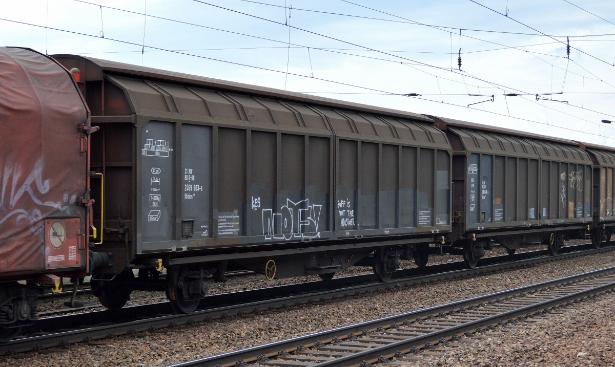 Zweiachsiger, gro�r�umiger Schiebewandwagen der DB mit der Nr. 21 RIV 80 D-DB 2469 803-5 Hbbins 306 am 08.04.14 Bhf. Flughafen Berlin-Sch�nefeld.
