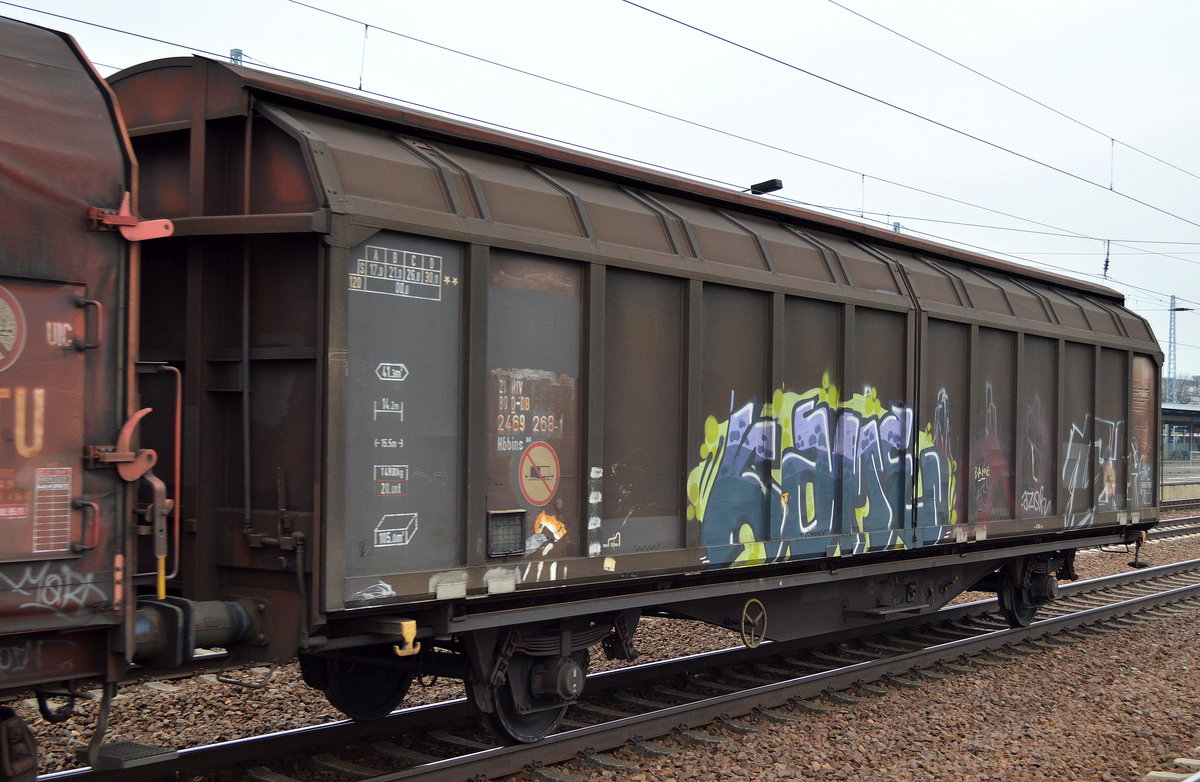 Zweiachsiger, großräumiger Schiebewandwagen der DB mit der Nr. 21 RIV 80 D-DB 2469 268-1 Hbbins 306 am 12.04.16 Bf. Flughafen Berlin-Schönefeld.