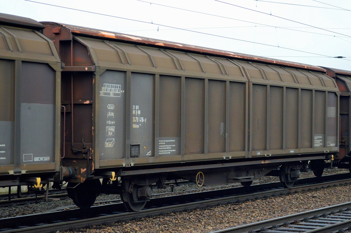 Zweiachsiger, großräumiger Schiebewandwagen der DB mit der Nr. 21 RIV 80 D-DB 2470 416-3 Hbbins 306 am 14.04.16 Bf. Flughafen Berlin-Schönefeld. 