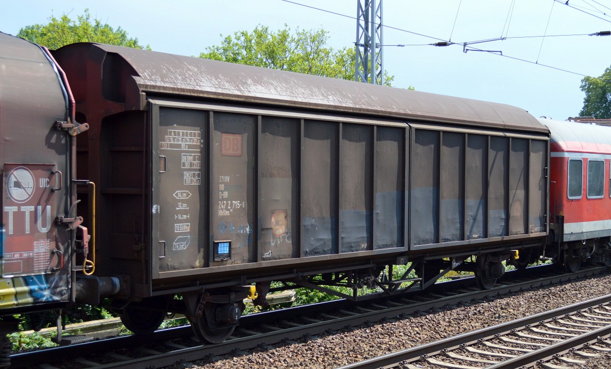 Zweiachsiger, gro�r�umiger Schiebewandwagen der DB, wahrscheinlich Schadwagen Richtung Eberswalde mit der Nr. 21 RIV 80 D-DB 247 2 715-6 Hbillns 302 am 11.07.14 Berlin-Karow.