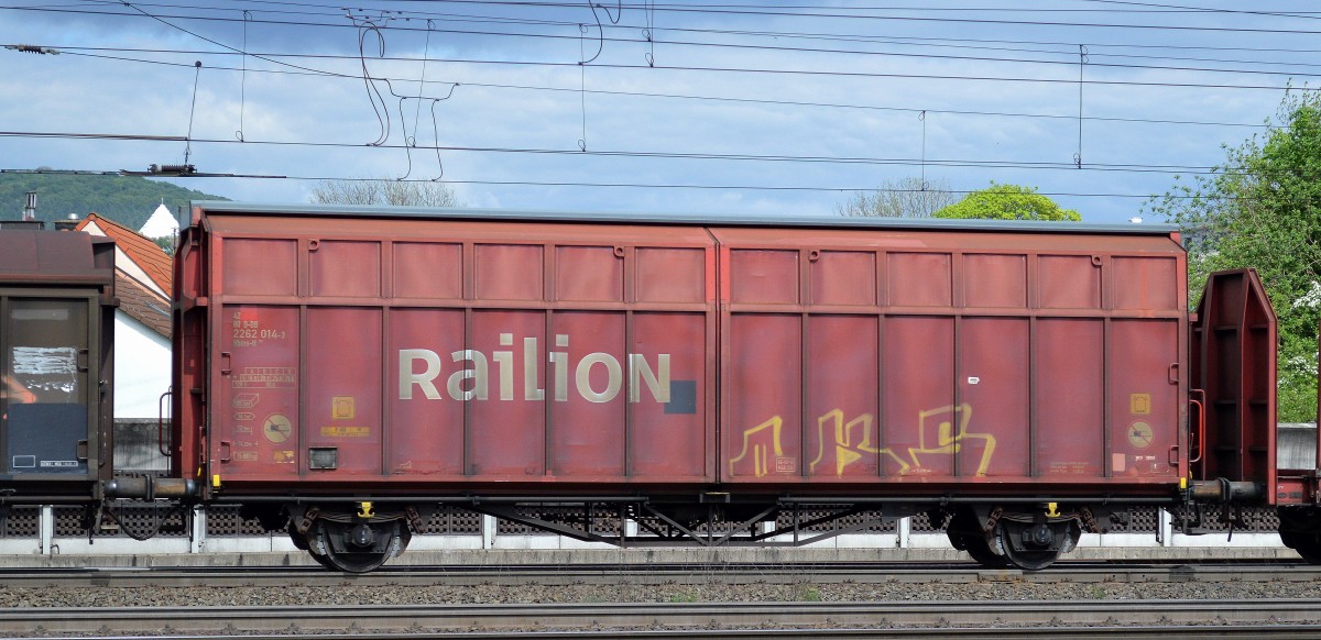 Zweiachsiger, gro�r�umiger Schiebewandwagen speziell zum Transport leichter Autoteile der DB mit der Nr. 42 80 D-DB 2262 014-3 Hbins-tt 292 am 03.05.14 Bhf. Fulda.