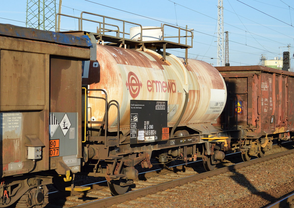 Zweiachsiger Kesselwagen vom Einsteller ERMEWA mit der Nr. 23 RIV 80 D-ERMD 746 5 863-0 Zcs Bf. Schwerin (UN-Nr.: 886/1790 = Fluorwasserstoffsäure mit mehr als 60 % Fluorwasserstoff, aber höchstens 85 % Fluorwasserstoff) am 07.12.17 Bf. Flughafen Berlin-Schönefeld. 