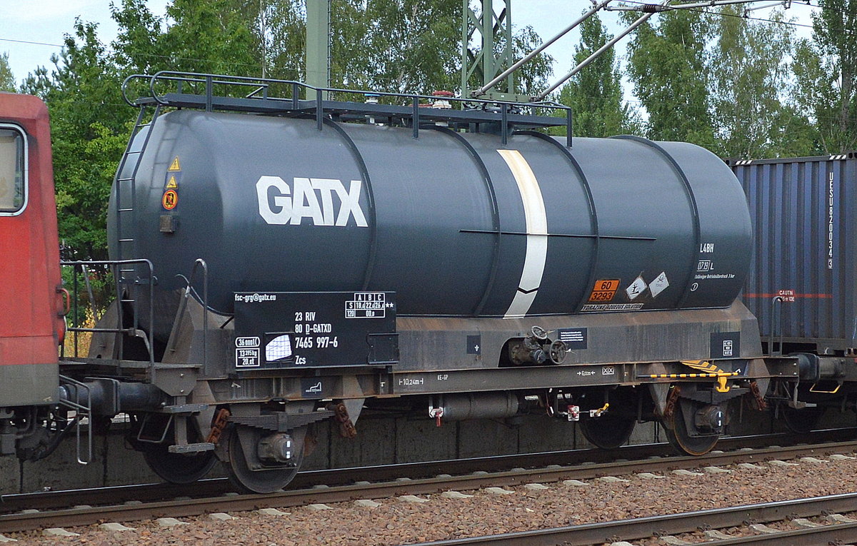 Zweiachsiger Kesselwagen vom Einsteller GATX in Deutschland mit der Nr. 23 RIV 80 D-GATXD 7465 997-6 Zcs (UN-Nr.60/3293 = Hydrazin, wässrige Lösung mit höchstens 37 Masse-% Hydrazin) am 21.07.16 in einem gemischten Güterzug am 21.07.16 Bf. Flughafen Berlin-Schönefeld.