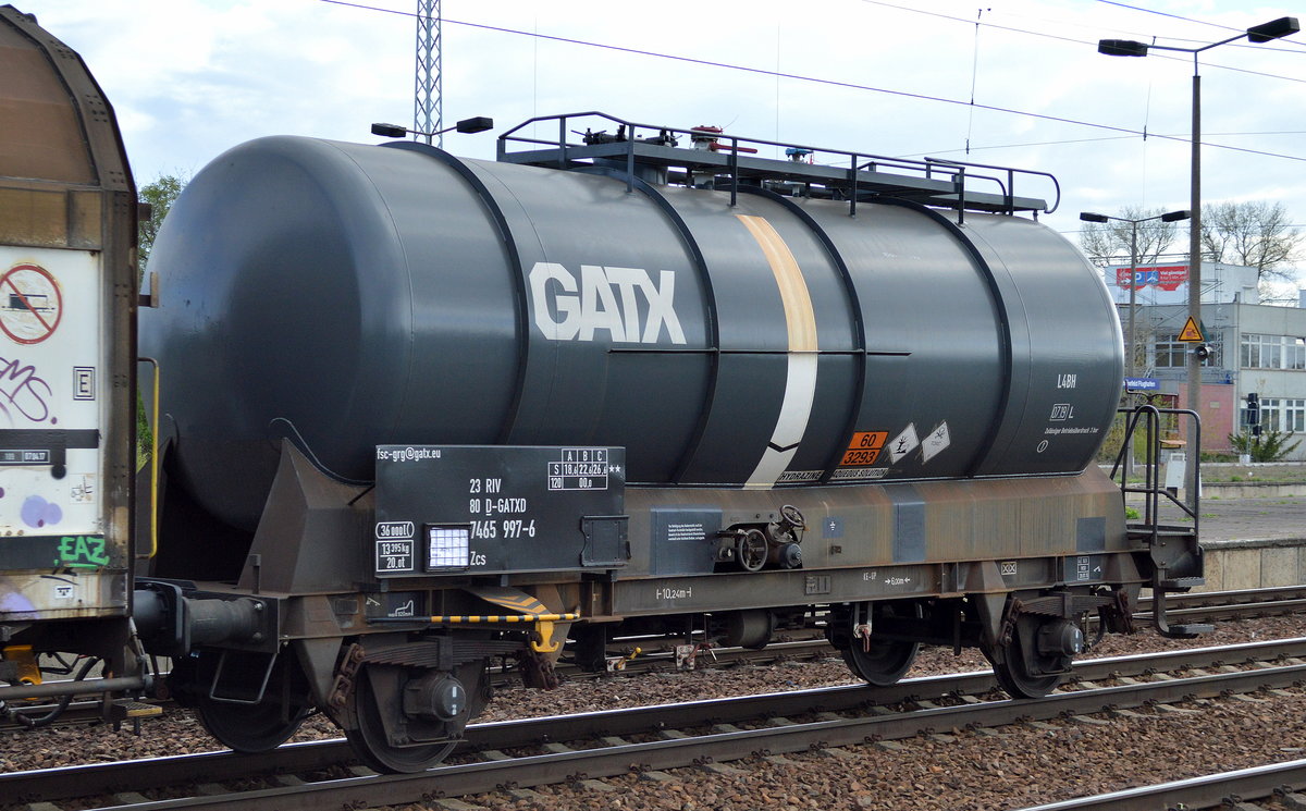 Zweiachsiger Kesselwagen vom Einsteller GATX in Deutschland mit der Nr. 23 RIV 80 D-GATXD 7465 997-6 Zcs (UN-Nr. 60/3295 = Hydrazin, wässrige Lösung mit höchstens 37 Masse-% Hydrazin) am 11.04.17 in einem gemischten Güterzug im Bf. Flughafen Berlin-Schönefeld.