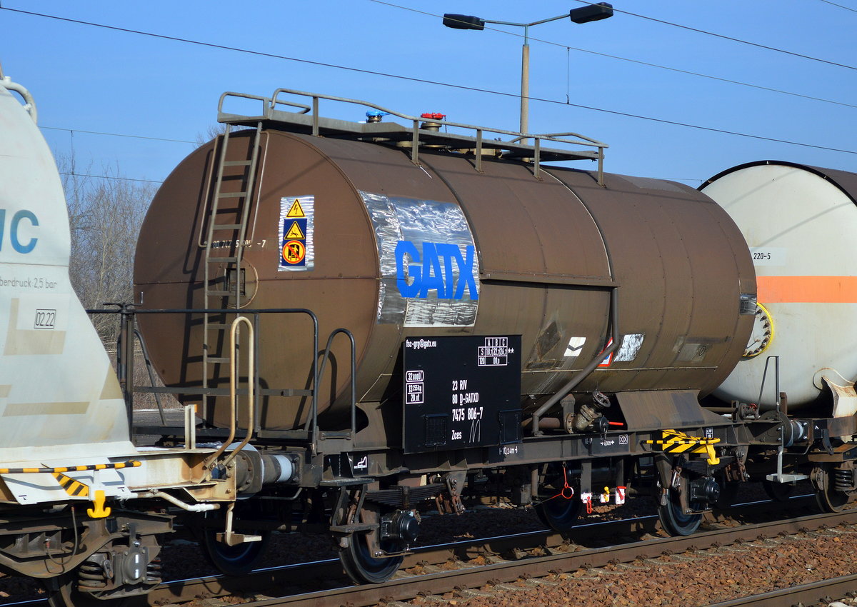 Zweiachsiger Kesselwagen vom Einsteller GATX mit der Nr. 23 RIV 80 D-GATXD 7475 086-7 Zces in einem gemischten Güterzug am 14.02.17 Bf. Flughafen Berlin-Schönefeld.