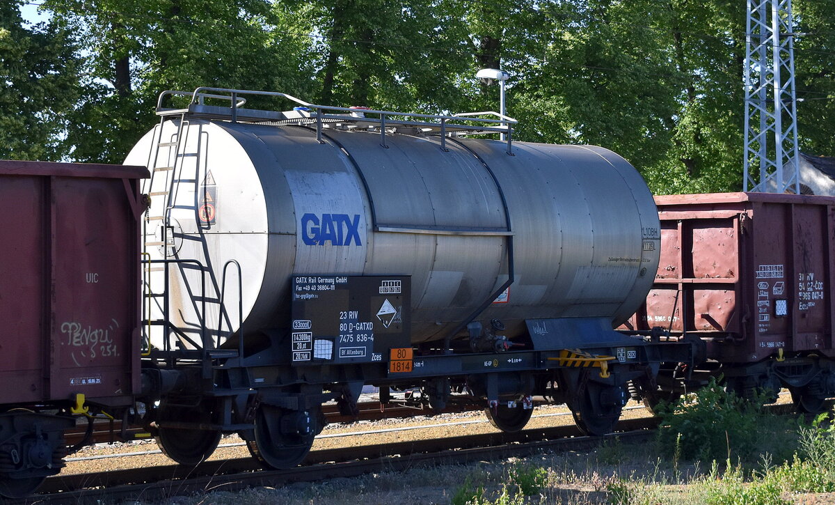 Zweiachsiger Kesselwagen vom Einsteller GATX Rail Germany GmbH mit der Nr. 23 RIV 80 D-GATXD 7475 836-4 Zces Bf Altenburg für die Befüllung mit Kaliumhydroxidlösungen (Kalilauge) siehe UN-Nr.: 80/1814 in einem gemischten Güterzug am 30.06.25 Höhe Bahnhof Ruhland.