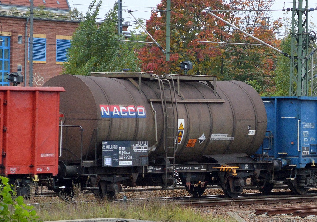 Zweiachsiger Kesselwagen vom Einsteller NACCO mit der Nr. 23 RIV 80 D-NACCO 7475 213-6 Bf. Maschen Rbf. lt. UN-Nr.: 80 /3265 für den Transport von ätzenden,sauren, organischen, flüssigen Stoffen, am 24.10.14 gesichtet gegenüber dem Berliner Westhafen. 