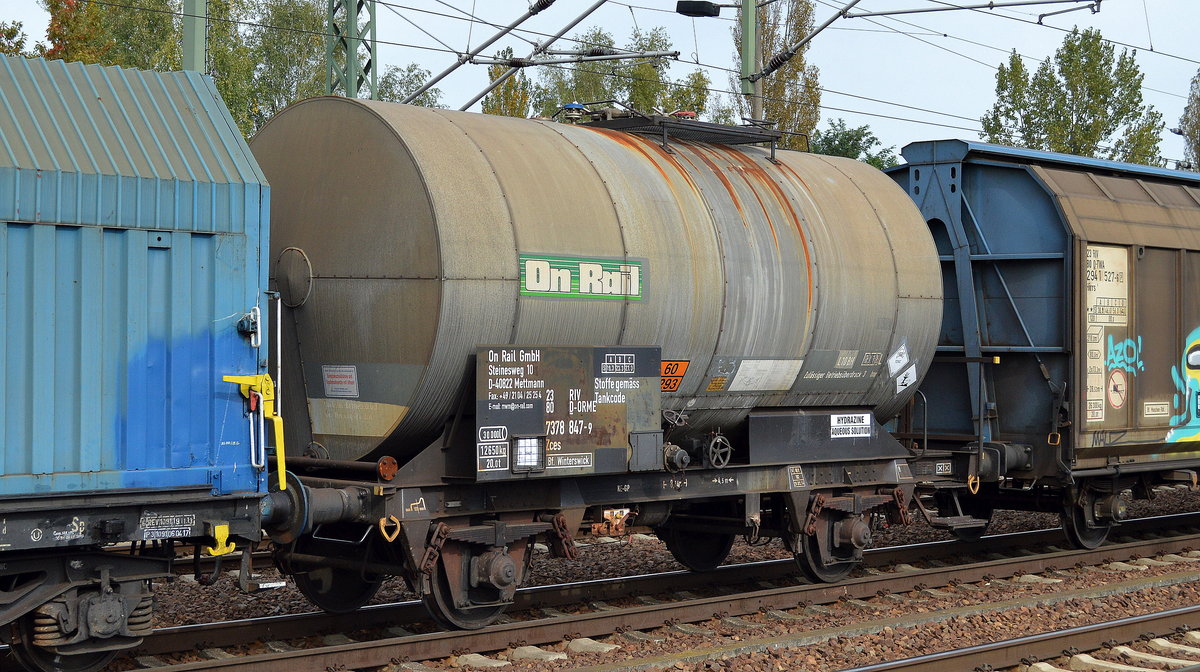 Zweiachsiger Kesselwagen vom Einsteller ON Rail GmbH mit der Nr. 23 RIV 80 D-ORME 7378 847-9 Zces Bf.Winterswick (UN-Nr.: 60/3293 = Hydrazin, wässrige Lösung mit höchstens 37 Masse-% Hydrazin) am 23.09.17 Bf. Flughafen Berlin-Schönefeld.