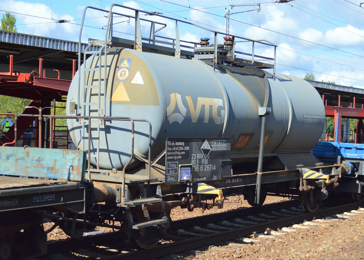Zweiachsiger Kesselwagen vom Einsteller VTG in Hamburg mit der Nr. 23 RIV 80 D-VTGD 736 6 267-4 Zcs Bf.:Maschen Rbf. (UN-Nr. 80/1789 = Salzsäure) am 05.09.16 Bf. Flughafen Berlin-Schönefeld.