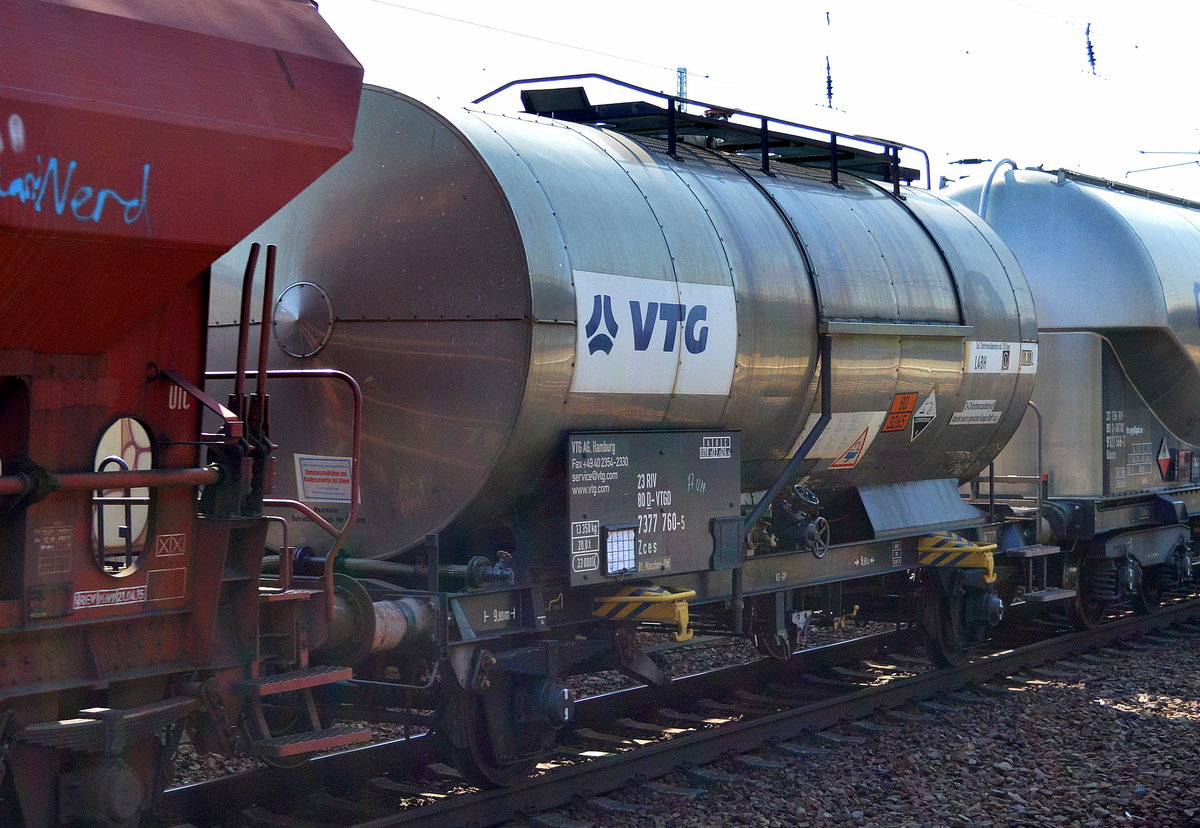 Zweiachsiger Kesselwagen vom Einsteller VTG in hamburg mit der Nr. 23 RIV 80 D-VTGD 7377 760-5 Zces Bf.: Maschen-Rbf. (UN-Nr. 80/3265 = Ätzender, saurer, organischer, flüssiger Stoff, N.A.G.) am 14.09.16 Bf. Flaughfen Berlin-Schönefeld.