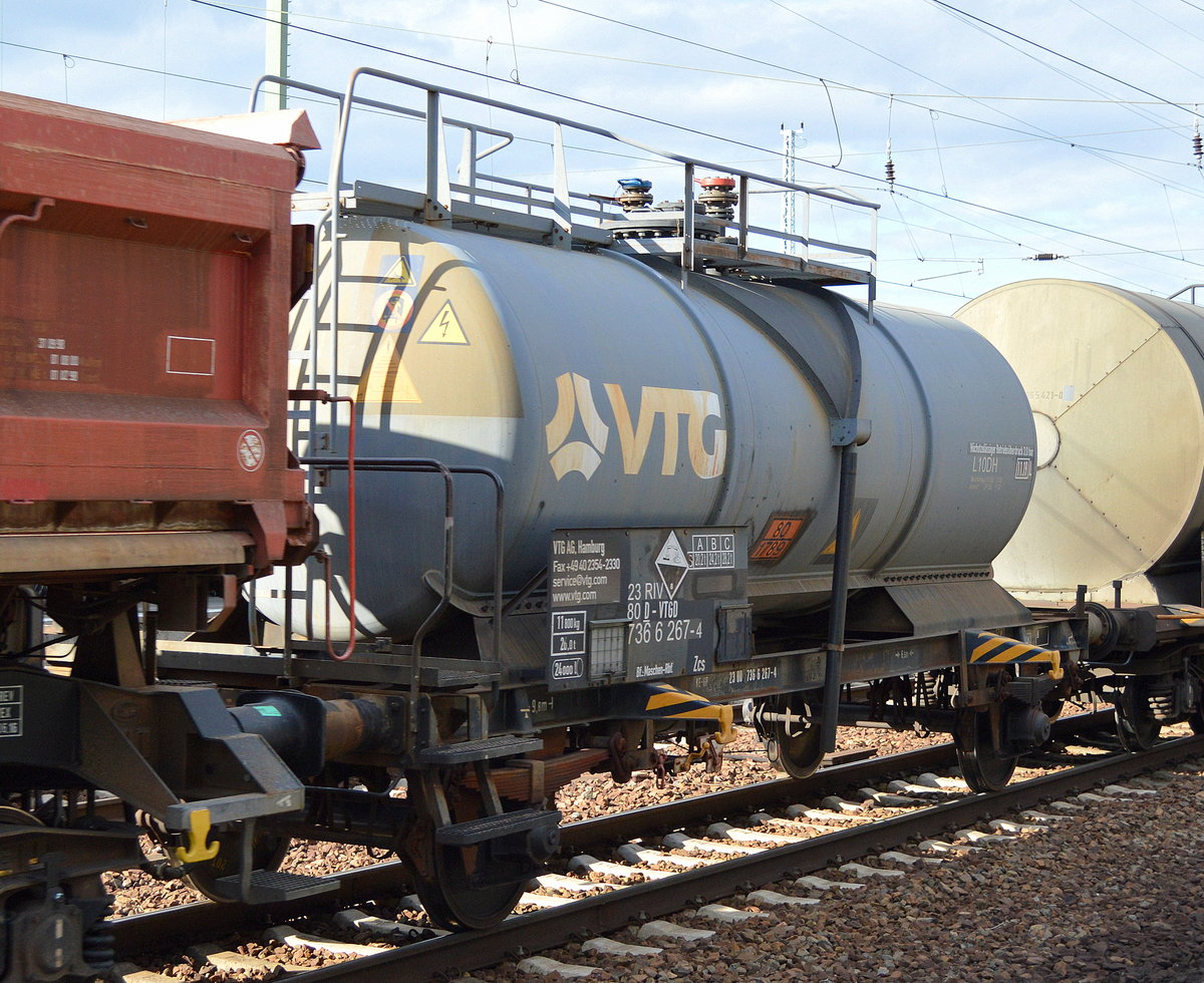 Zweiachsiger Kesselwagen vom Einsteller VTG in Hamburg mit der Nr. 23 RIV 80 D-VTGD 736 6 267-4 Zcs Bf.:Maschen-Rbf. (UN-Nr. 80/1789 = Salzsäure) am 20.07.16 in einem gemischten Güterzug Bf. Flughafen Berlin-Schönefeld.