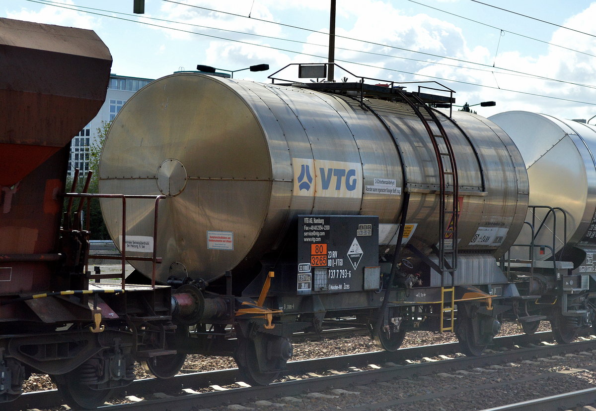 Zweiachsiger Kesselwagen vom Einsteller VTG in Hamburg mit der Nr. 23 RIV 80 D-VTGD 737 7 793-6 Zces Bf.:Maschen-Rbf. (UN-Nr.80/3265 = Ätzender, saurer, organischer Stoff, n.a.g. lt. Aufschrift 2-Chlorbenzaldehyd)am 06.04.17 in einem gemischten Güterzug Bf. Flughafen Berlin-Schönefeld.