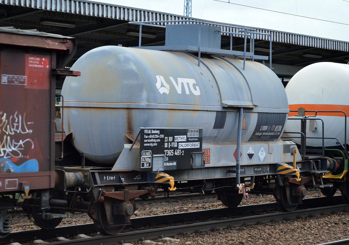 Zweiachsiger Kesselwagen vom Einsteller VTG mit der Nr. 23 RIV 80 D-VTGD 7365 481-2 Zcs Bf.:Maschen-Rbf. (UN-Nr. 663/1238 = Methylchlorformiat) am 06.07.16 Bf. Flughafen Berlin-Schönefeld.