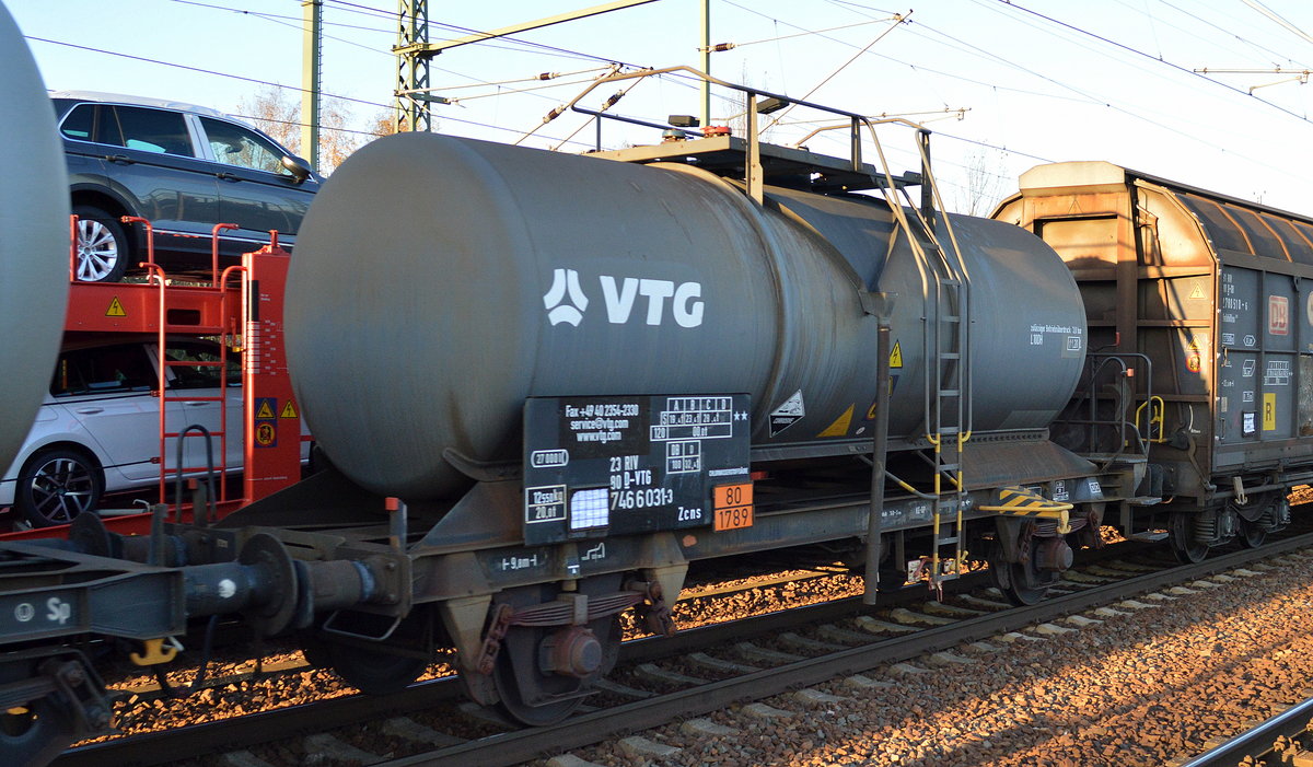 Zweiachsiger Kesselwagen vom Einsteller VTG mit der Nr. 23 RIV 80 D-VTG 746 6 031-3 Zcns (UN-Nr.: 80/1789 = Salzsäure) am 06.11.17 Bf. Flughafen Berlin-Schönefeld.