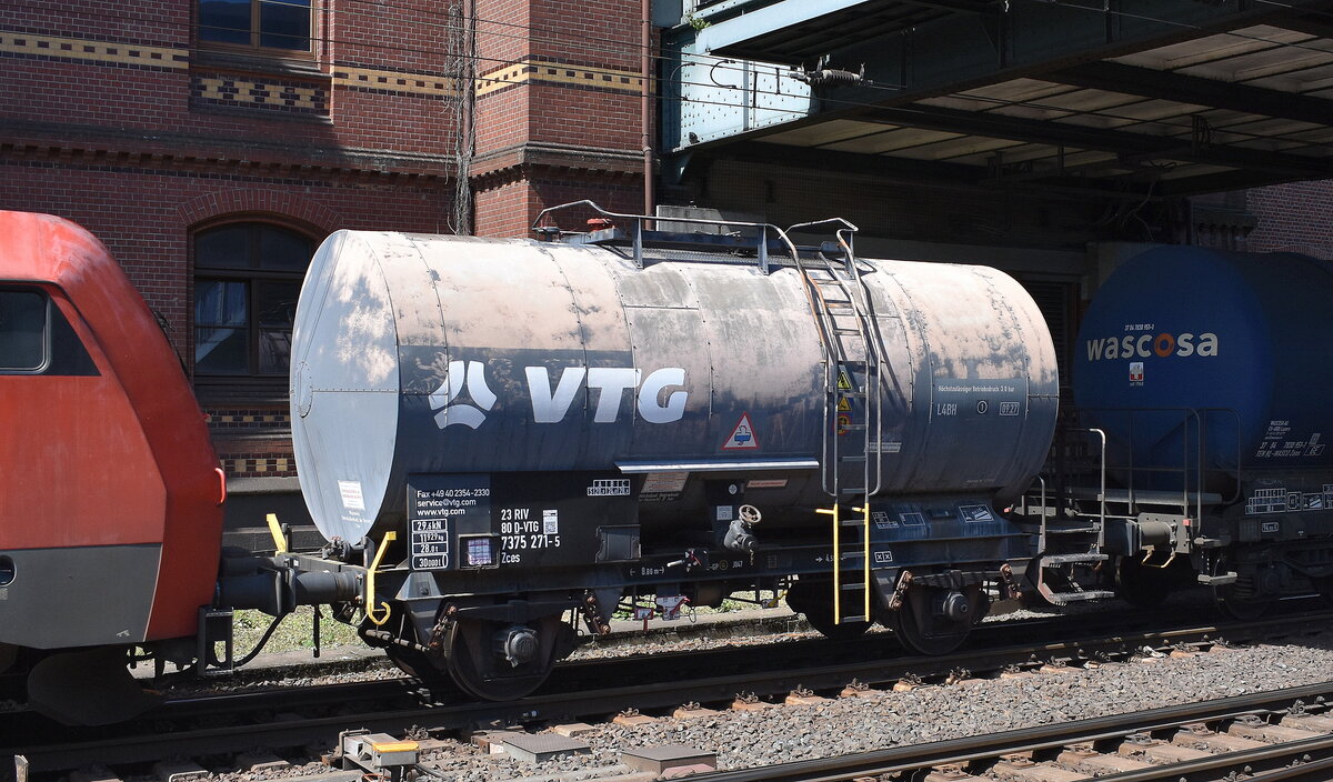 Zweiachsiger Kesselwagen vom Einsteller VTG mit der Nr. 23 RIV 80 D-VTG 7375 271-5 Zces in einem Gefahrgutzug am 14.05.25 Höhe Bahnhof Hamburg-Harburg.